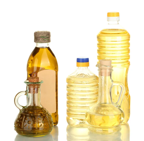 Оливковое и подсолнечное масло в бутылках и небольших графинах, изолированных на белом — стоковое фото