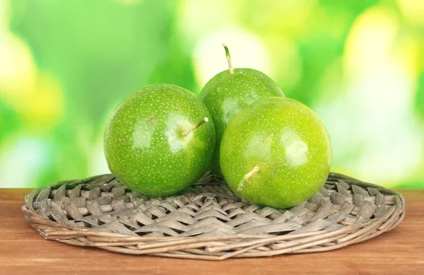 हिरव्या पार्श्वभूमीवर हिरव्या उत्कटतेचे फळ — स्टॉक फोटो, इमेज