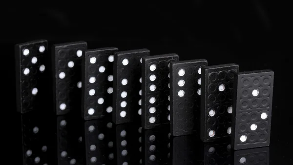 Dominoer isolert på svart – stockfoto