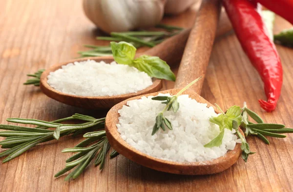 Sól w łyżki ziół i warzyw na białym tle — Zdjęcie stockowe