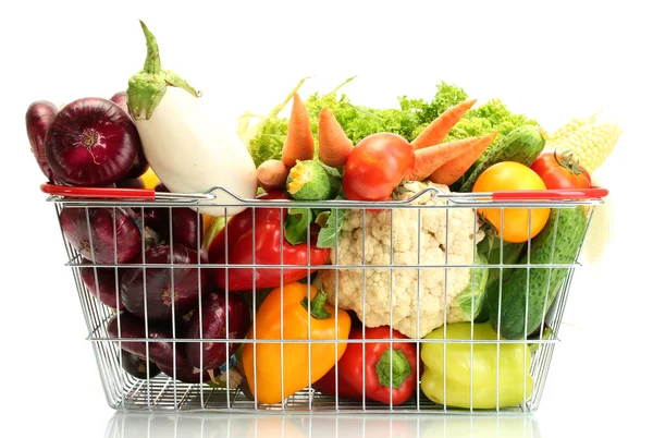 Verduras frescas en canasta metálica aisladas en blanco — Foto de Stock