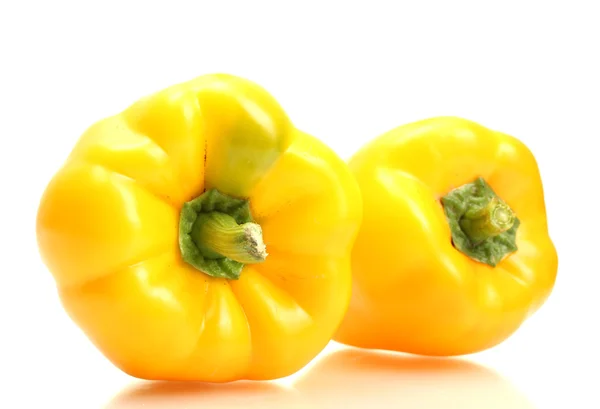 Peperoni freschi gialli isolati su bianco — Foto Stock
