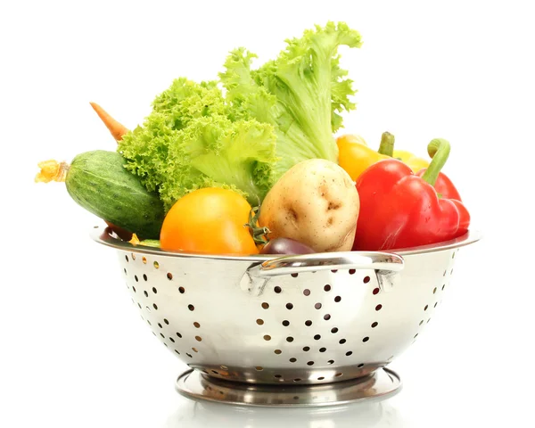 新鲜蔬菜在银漏勺上白色隔离 — 图库照片