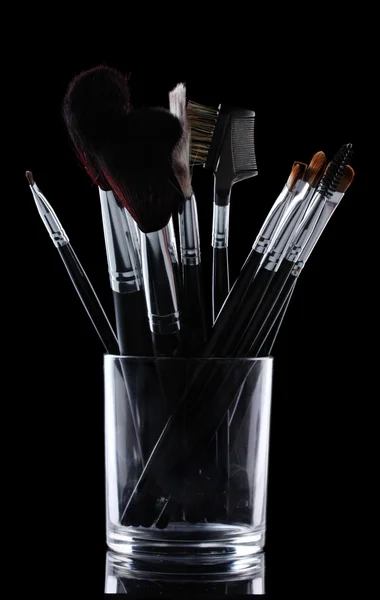Make-up penslar i glas cup på grå bakgrund — Stockfoto
