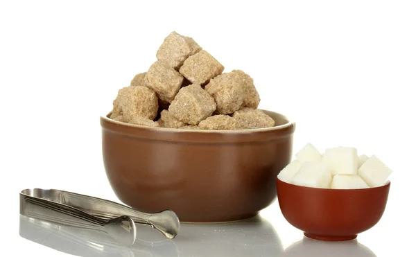 Diferentes tipos de azúcar en cuencos aislados en primer plano blanco — Foto de Stock