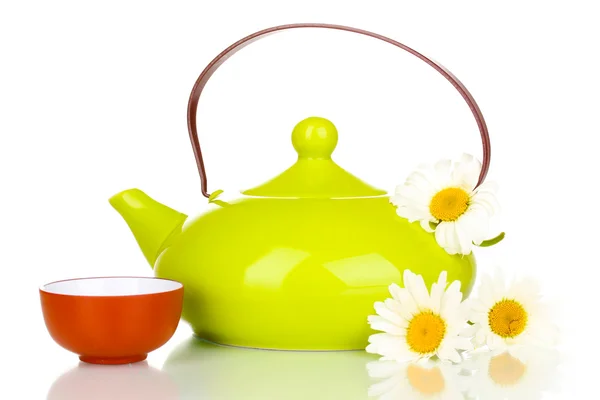 Чайник і чашка з чаєм ромашки ізольовані на білому — стокове фото