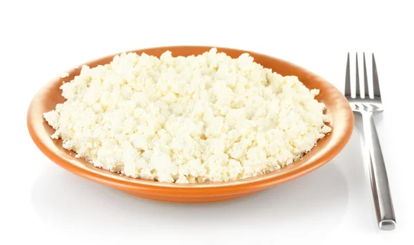 Коттеджный сыр в тарелке с вилкой изолированы на белом — стоковое фото