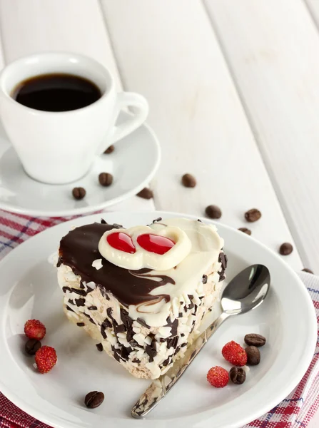 Torta dolce con cioccolato sul piatto e tazza di caffè sul tavolo di legno — Foto Stock