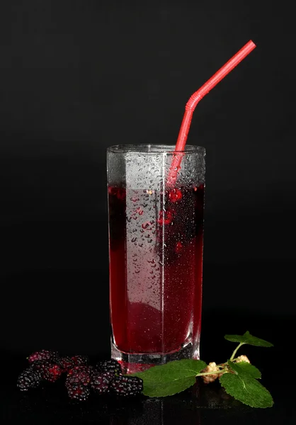 Bicchiere di succo di gelso rinfrescante isolato su sfondo nero — Foto Stock