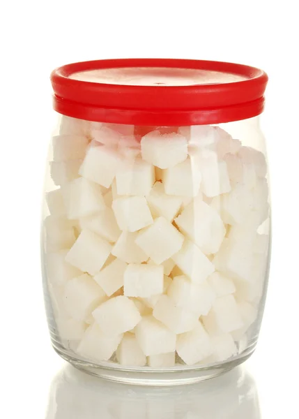 Tarro con un terrón blanco de azúcar aislado en blanco — Foto de Stock