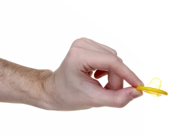 Mano sosteniendo un condón aislado en blanco — Foto de Stock