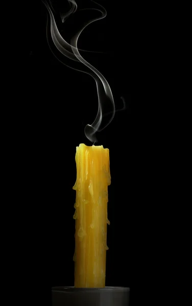 Candela con fumo astratto su sfondo nero — Foto Stock