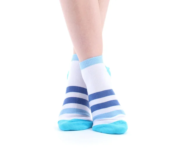 Çizgili çorap üzerine beyaz izole kadın ayakları — Stok fotoğraf