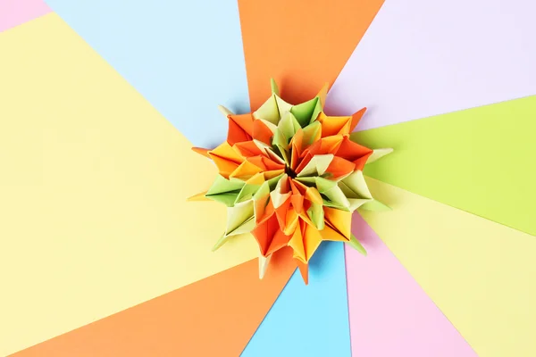 Origami colorido sobre fondo de papel brillante —  Fotos de Stock