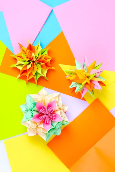 Colorfull origami kusudamas fényes papír alapon — Stock Fotó