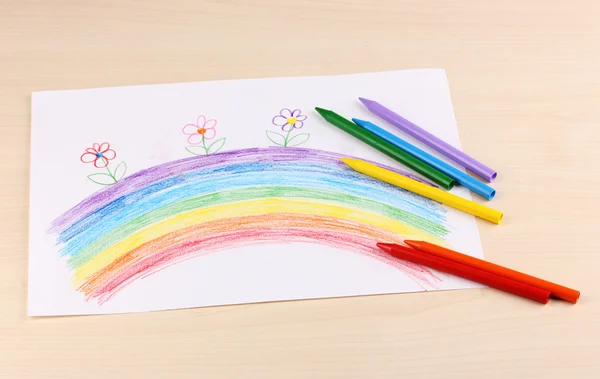 Desenho infantil de arco-íris e lápis em fundo de madeira — Fotografia de Stock