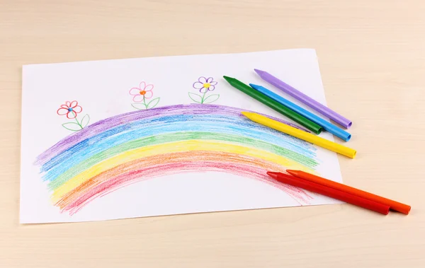 Dibujo infantil de arco iris y lápices sobre fondo de madera —  Fotos de Stock