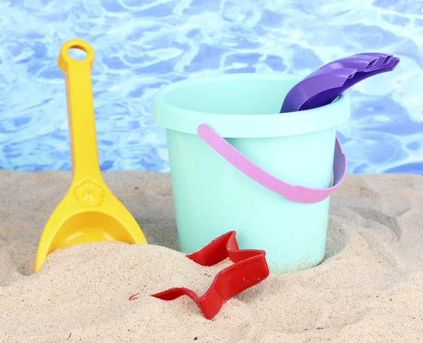 Barnleksaker beach på sand på vatten bakgrund — Stockfoto