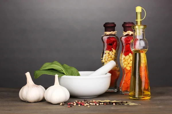 Набор ингредиентов и специй для приготовления пищи на деревянном столе на сером фоне — стоковое фото