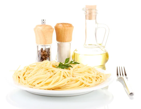Sammansättningen av den läckra spaghetti isolerad på vit — Stockfoto