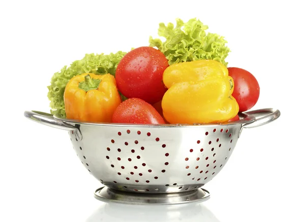 白で隔離される銀ザルで新鮮な野菜 — ストック写真