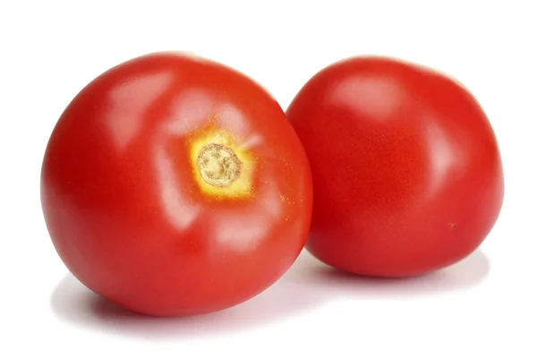 Tomates vermelhos maduros isolados em branco — Fotografia de Stock