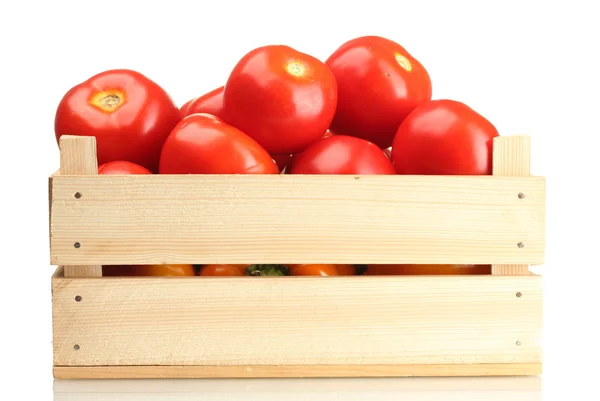 Tomates vermelhos maduros em caixa de madeira isolada em branco — Fotografia de Stock