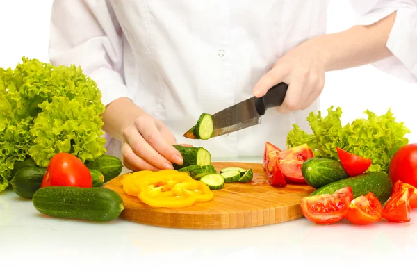 Donna mani di taglio verdure sulla lavagna cucina — Foto Stock