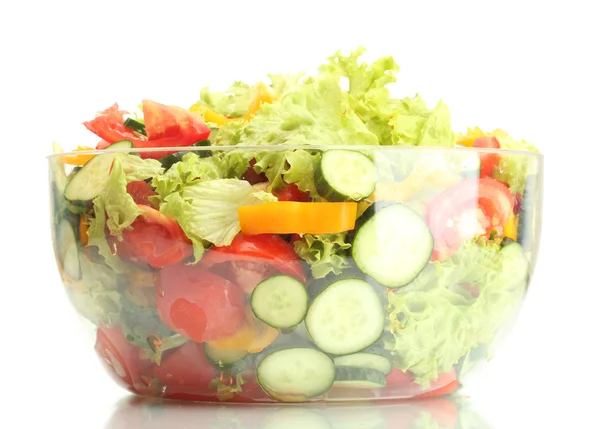 Färska grönsaker sallad i transparent skål isolerad på vit — Stockfoto