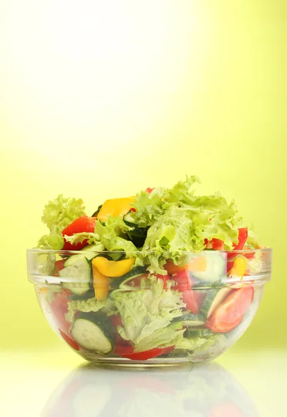 녹색 바탕에 투명 한 그릇에 야채 샐러드 — 스톡 사진