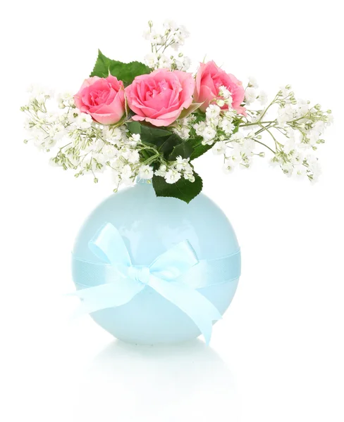 Розовые розы в вазе изолированы на белом — стоковое фото