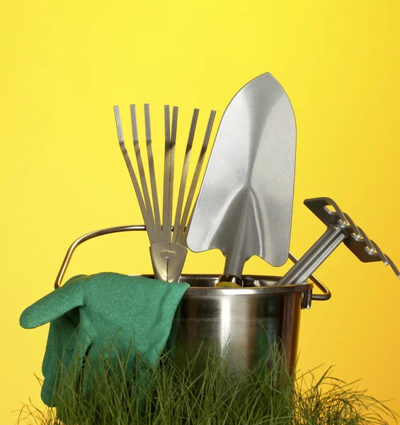 Garden tools on grass on bright colorful background close-up — Stock Photo, Image