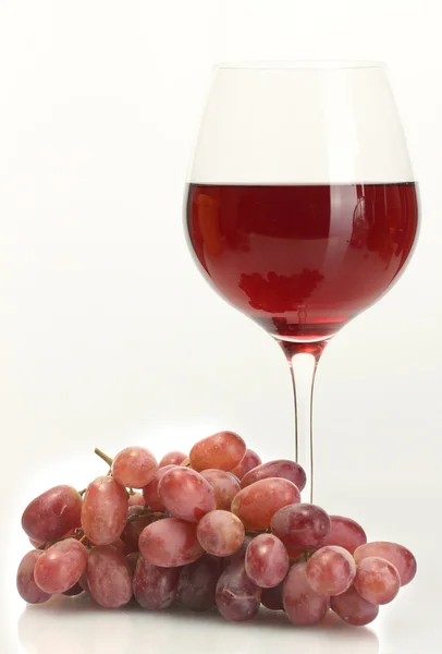 Glass of wine and ripe grapes isolated on white — Stock Photo, Image