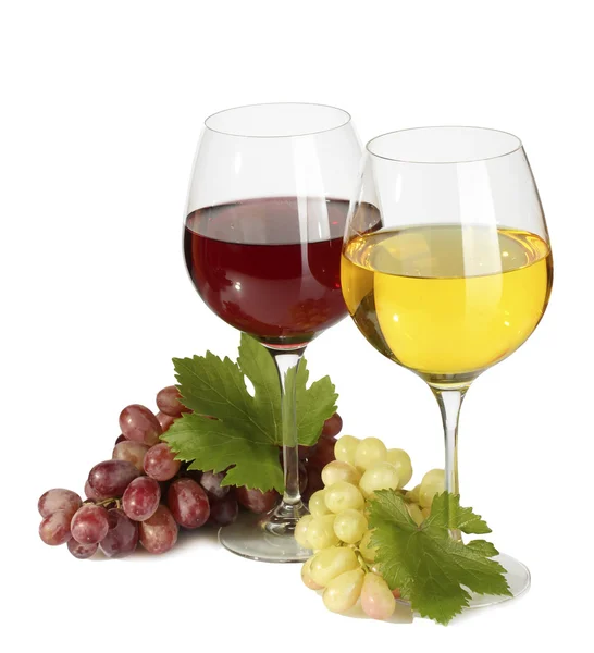 Bardakları, şarap ve olgunlaşmış üzümler beyaz izole — Stok fotoğraf