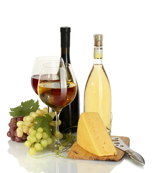 Flaskor och glas vin, ost och mogna druvor isolerad på vit — Stockfoto