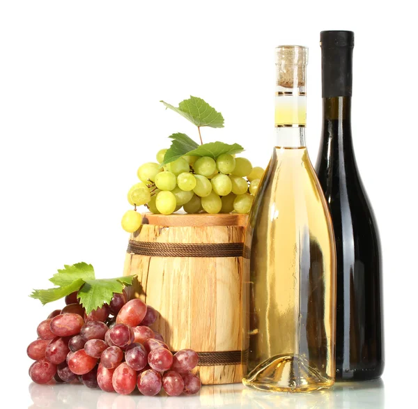 Vat en flessen wijn en rijpe druiven geïsoleerd op wit — Stockfoto