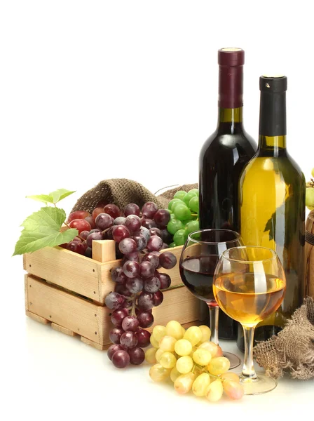 Barrica, botellas y copas de vino y uvas maduras aisladas sobre blanco — Foto de Stock
