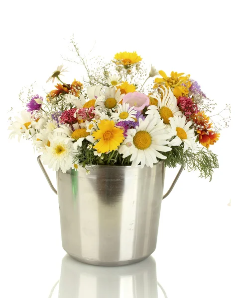 Hermoso ramo de flores silvestres brillantes en cubo de metal, aislado en blanco —  Fotos de Stock