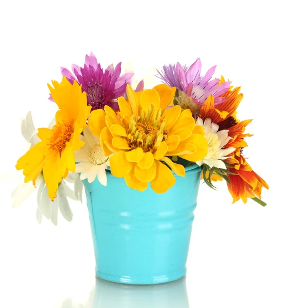 Piękny bukiet kwiaty jasny niebieski wiaderko metalowe, na białym tle — Zdjęcie stockowe