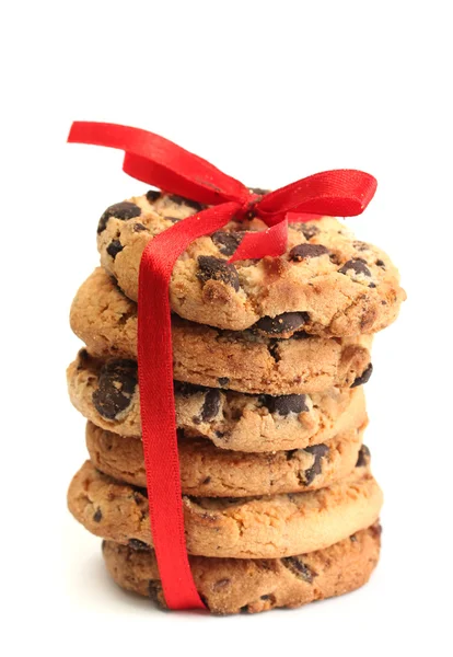 Csokoládé chip cookie-kat, elszigetelt fehér piros szalaggal — Stock Fotó