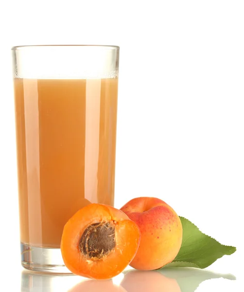 Glass of apricot juice and apricots with leaf isolated on white — Stock Photo, Image