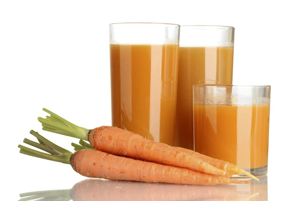 Glasses of carrot juice and fresh carrots isolated on white — Stock Photo, Image