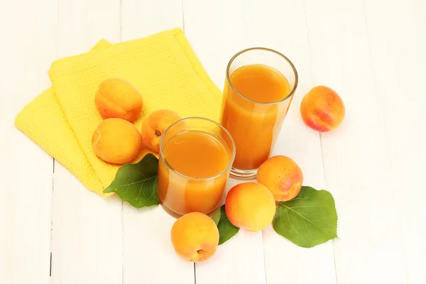 Gelas jus aprikot dan aprikot segar di meja kayu putih — Stok Foto