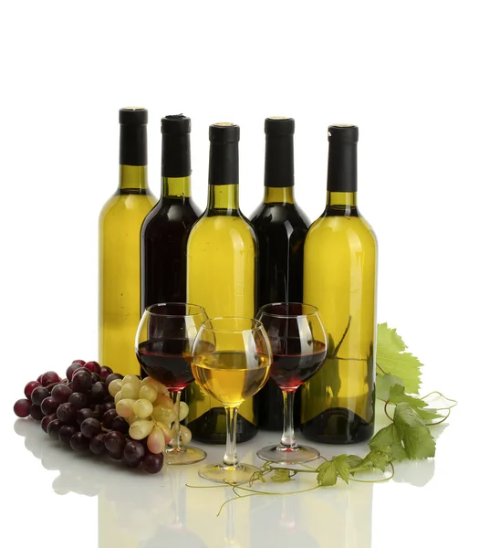 Botellas y copas de vino y uvas maduras aisladas sobre blanco — Foto de Stock