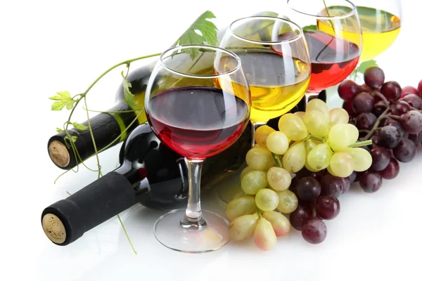 Бутылки и бокалы вина и спелых винограда изолированы на белом — стоковое фото