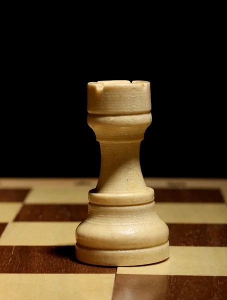 Schackbräde med schackpjäs isolerade på svart — Stockfoto