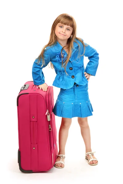 Портрет маленькой девочки с чемоданом, изолированным на белом — стоковое фото
