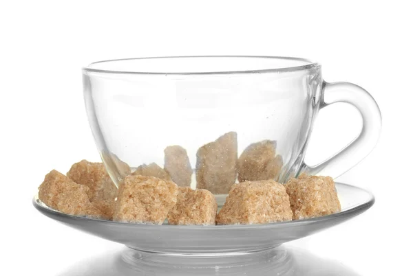 Paušální hnědý třtinový cukr kostky v šálek izolované na bílém — Stock fotografie