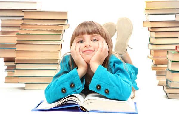 Bambina con un libro isolato su bianco — Foto Stock