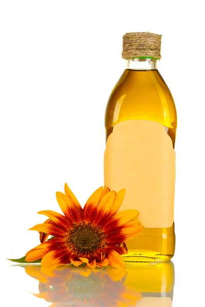 Sonnenblumenöl und Sonnenblumen isoliert auf weiß — Stockfoto